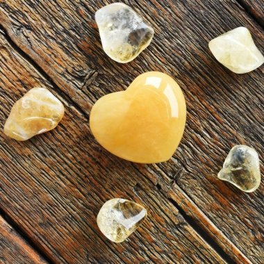 Et calcit hjerte p et trbord med sm bjergkrystaller rundt om. 