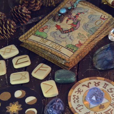 Oplev nordisk mytologi gennem smykker, symboler og runer. Find styrke, visdom og urkraft i Valknut, ravne, ulve og gamle tegn.