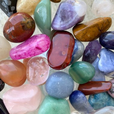 En bunke af farvestrlende krystaller