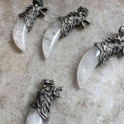 Halskde med ulve hoved og bjergkrystal