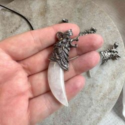 Halskde med ulve hoved og bjergkrystal