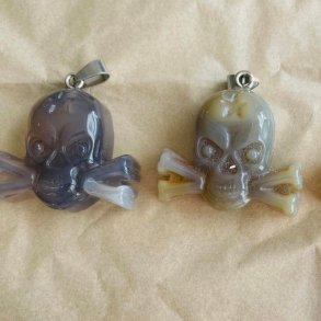 Halskde Gr agat skull