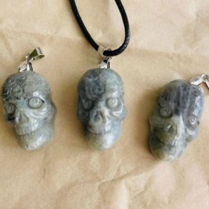 Halskde labradorit skull