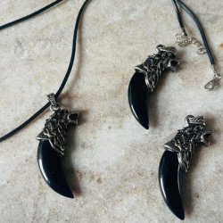 Halskde med ulve hoved og obsidian