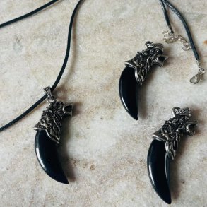 Halskde med ulve hoved og obsidian