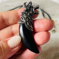 Halskde med ulve hoved og obsidian