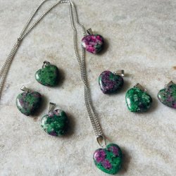 Zoisit med rubin hjertekde