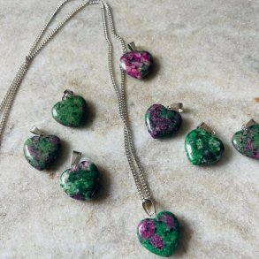 Zoisit med rubin hjertekde