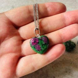 Zoisit med rubin hjertekde