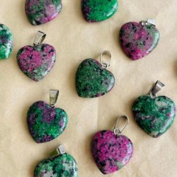 Zoisit med rubin hjertekde