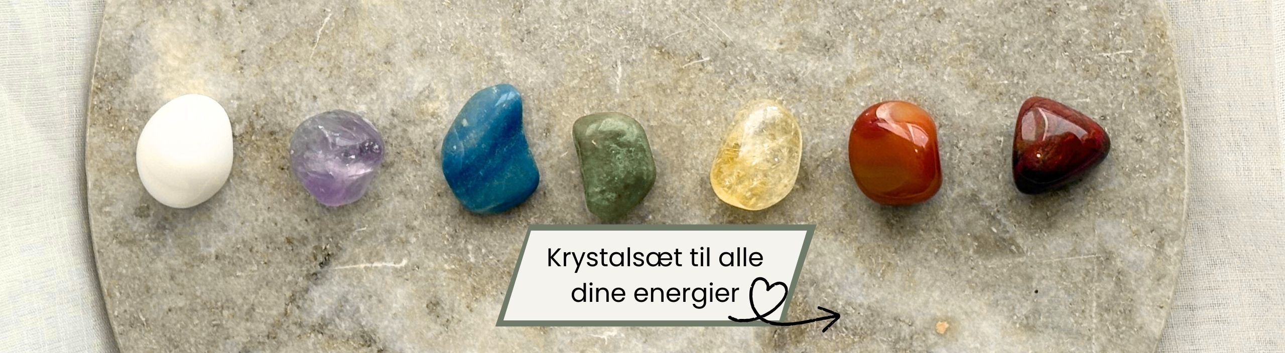 Se vores mange forskellige krystalst her med alt fra runer, stjernetegn, chakra og indre power.